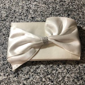 Badgley mischka bridal bow clutch in ivory